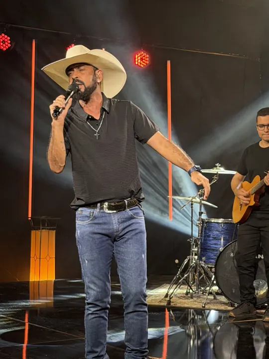 Tonny Ferrari cantando em pé