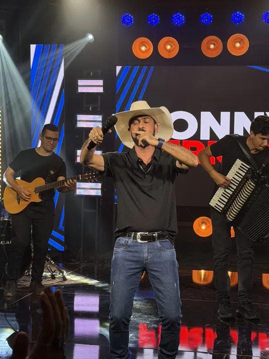 Tonny Ferrari acompanhado por violão e sanfona