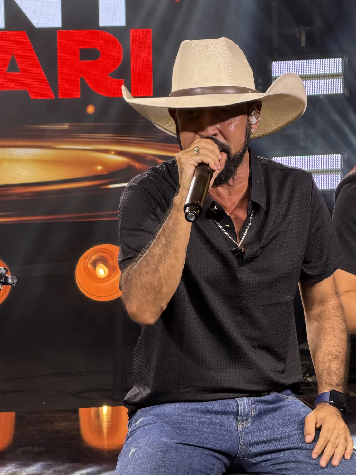 Tonny Ferrari durante a apresentação ao vivo
