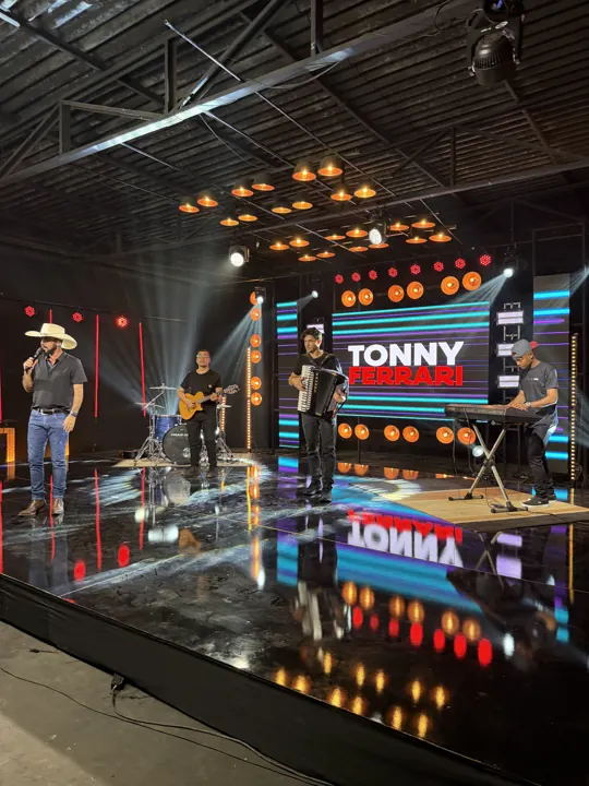 Vista do palco e da banda do Tonny Ferrari